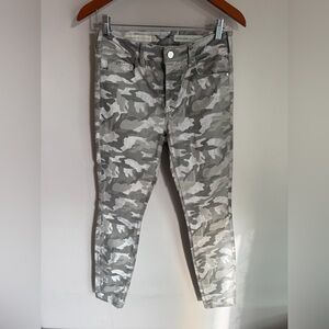 Pilcro and the Letterpress High-Rise Skinny jeans in a gray camouflage print 26P
